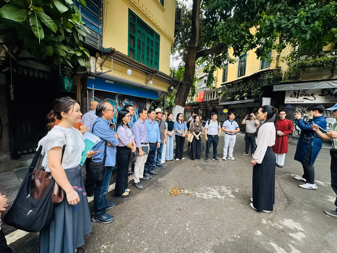 Une visite de terrain organisée pour évaluer le futur circuit touristique reliant le temple Ngoc Son et les Quatre Temples protecteurs de Thang Long. (Photo : Hoang Quyen)
