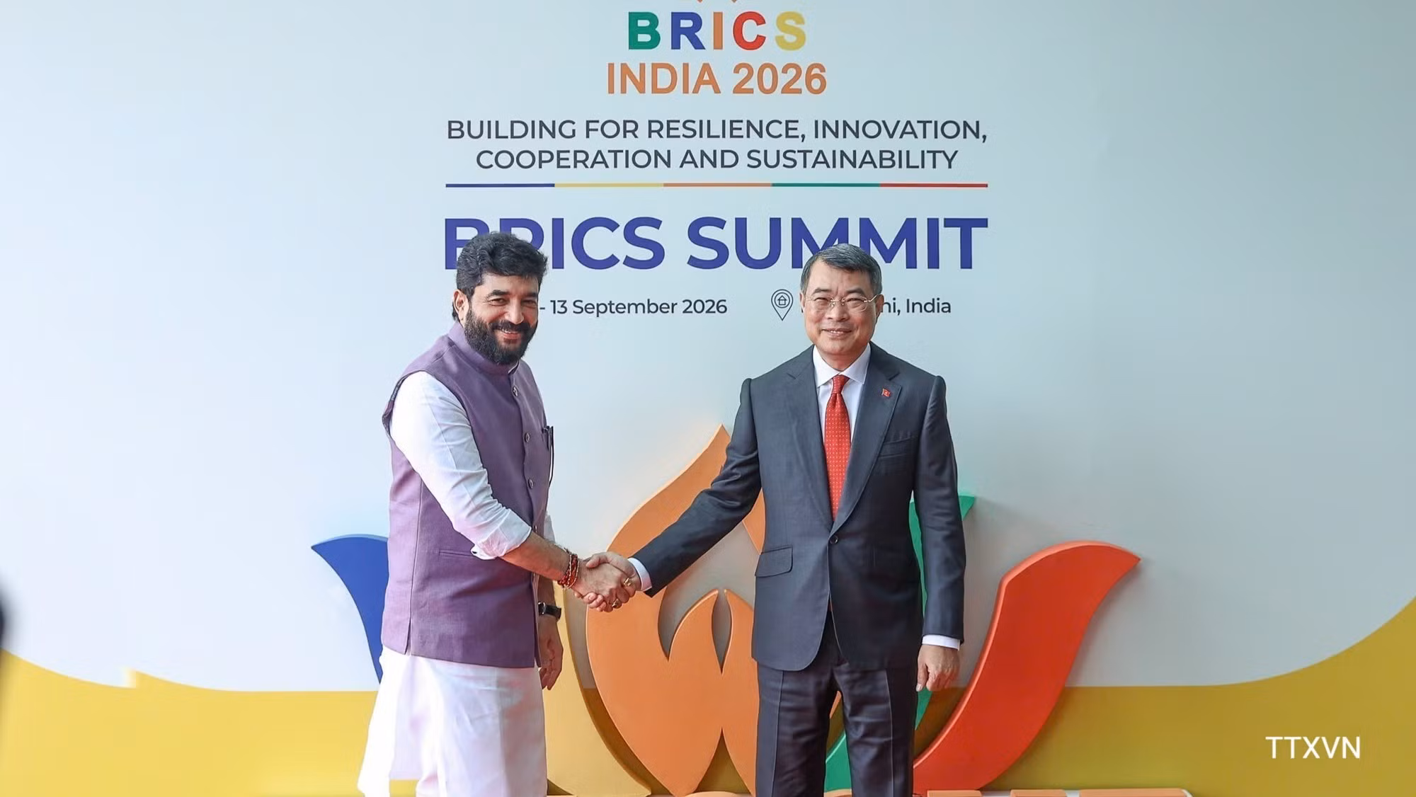 De hauts responsables indiens accueillent le premier ministre vietnamien Le Minh Hung à l’aéroport international Indira-Gandhi de New Delhi, le 12 septembre 2026. (Photo : VNA)