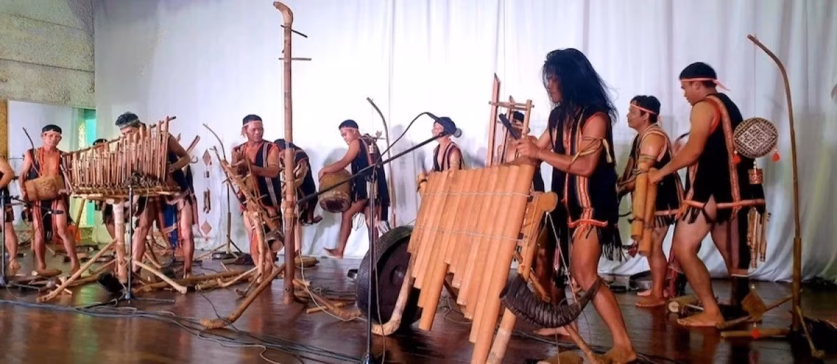 L’ensemble de gongs du village de Pleiku Roh lors d’une séance d’entraînement avant leur représentation en République de Corée en 2024. Photo : Siu Thum.