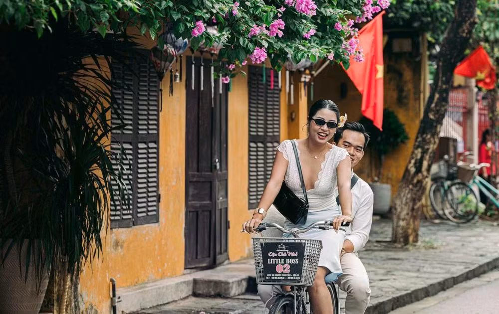 La marche et le vélo permettent de découvrir la ville à un rythme paisible, au plus près de son architecture et de la vie quotidienne de ses habitants.