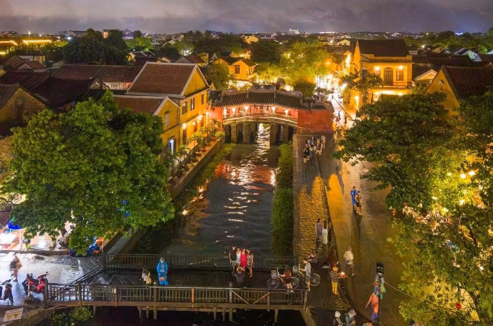 Le pont-pagode, les toitures anciennes, les maisons traditionnelles et le tissu urbain, autrefois décrits comme un véritable « trésor patrimonial », constituent aujourd’hui le socle de l’attractivité touristique de Hoi An.