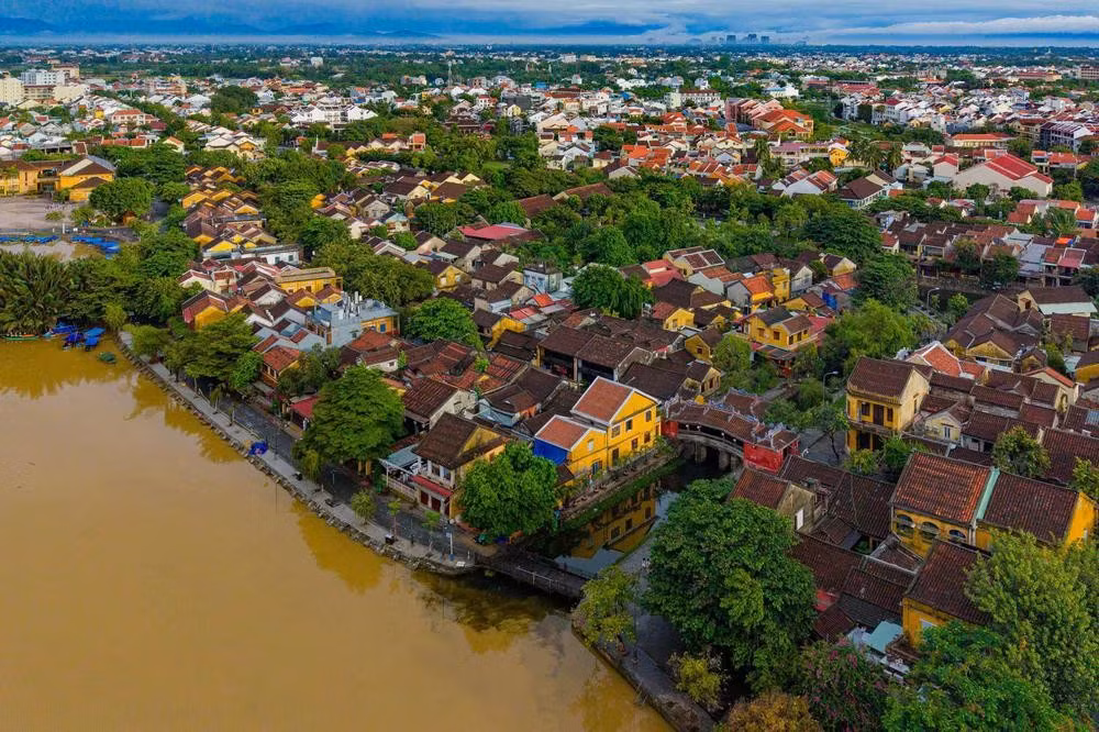 Le pont-pagode, les toitures anciennes, les maisons traditionnelles et le tissu urbain, autrefois décrits comme un véritable « trésor patrimonial », constituent aujourd’hui le socle de l’attractivité touristique de Hoi An.