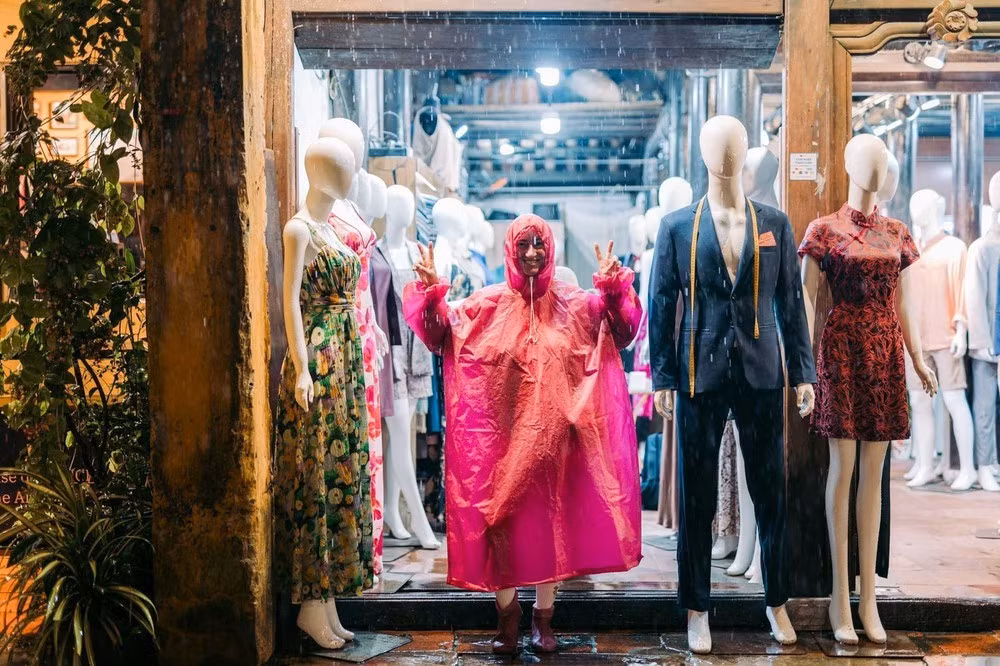 L’attrait touristique de Hoi An ne repose pas uniquement sur ses monuments célèbres : il se nourrit aussi des scènes ordinaires qui animent chaque rue.