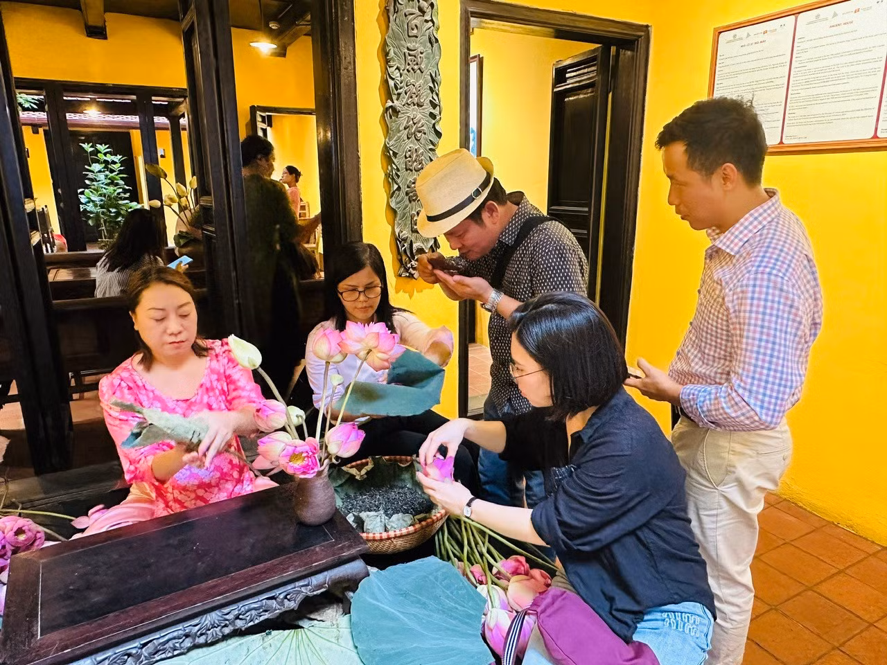 Initiation à l’art de parfumer le thé au lotus à la Maison du patrimoine du 87 Mã Mây. (Photo : Hoang Quyen)