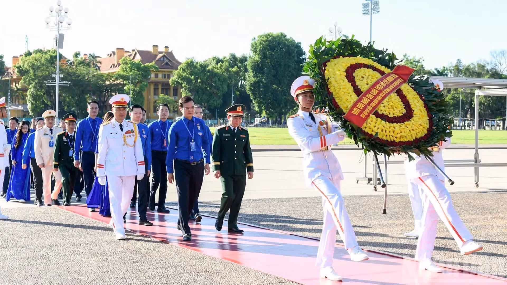 Les délégués du XIIIe Congrès national de l’Union de la jeunesse se recueillent au mausolée du Président Hô Chi Minh.