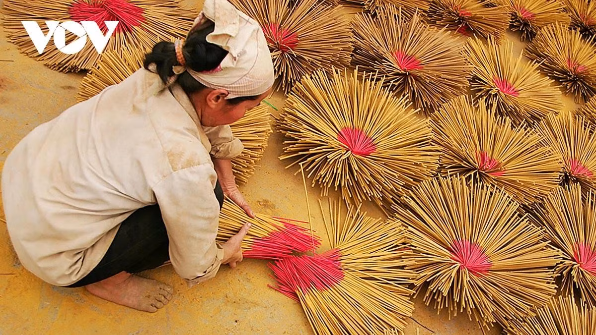 Chaque cour, chaque terrain libre est utilisé pour le séchage, formant un tableau vivant et coloré du village artisanal.