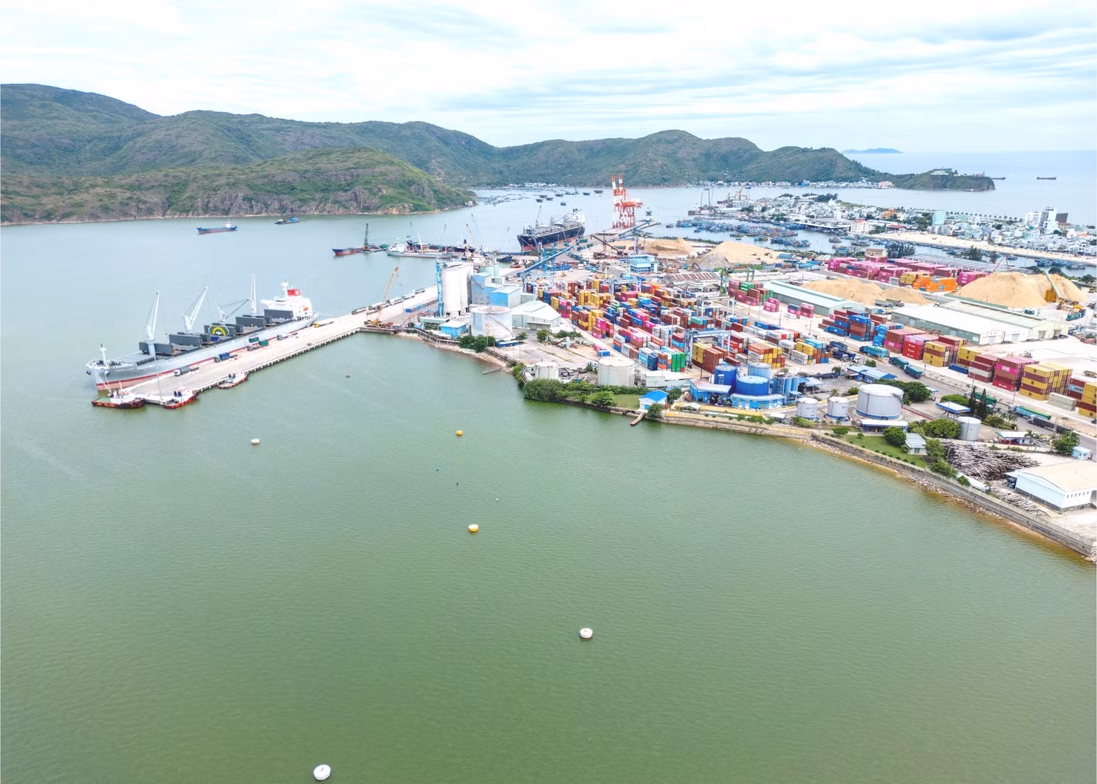 Les infrastructures énergétiques jouent un rôle déterminant dans le fonctionnement des ports, de la logistique, de l’industrie et des services. Vue du port de Quy Nhon, dans la province de Gia Lai. Photo : My Ha