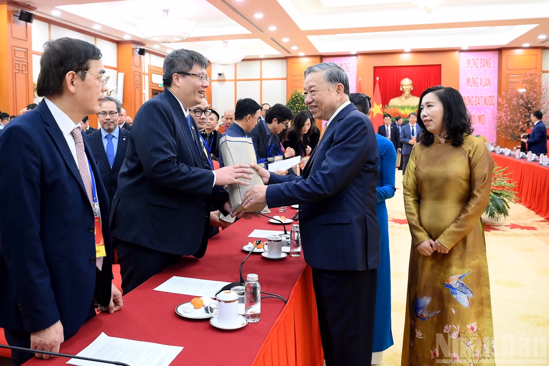 Le Secrétaire général To Lam et les délégués vietnamiens d’outre-mer participant au programme « Xuan Que huong 2026 ».