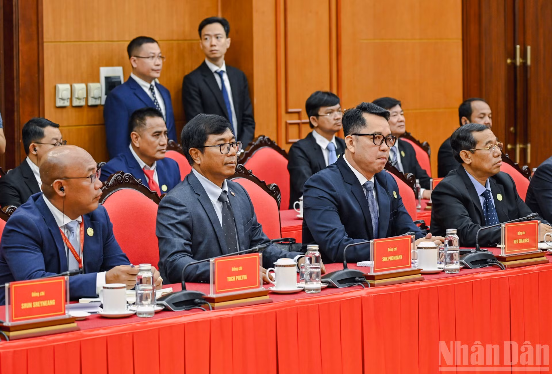 Les membres de la délégation de jeunes cadres dirigeants du Parti du peuple cambodgien participent à la rencontre. (Photo : Duy Linh)