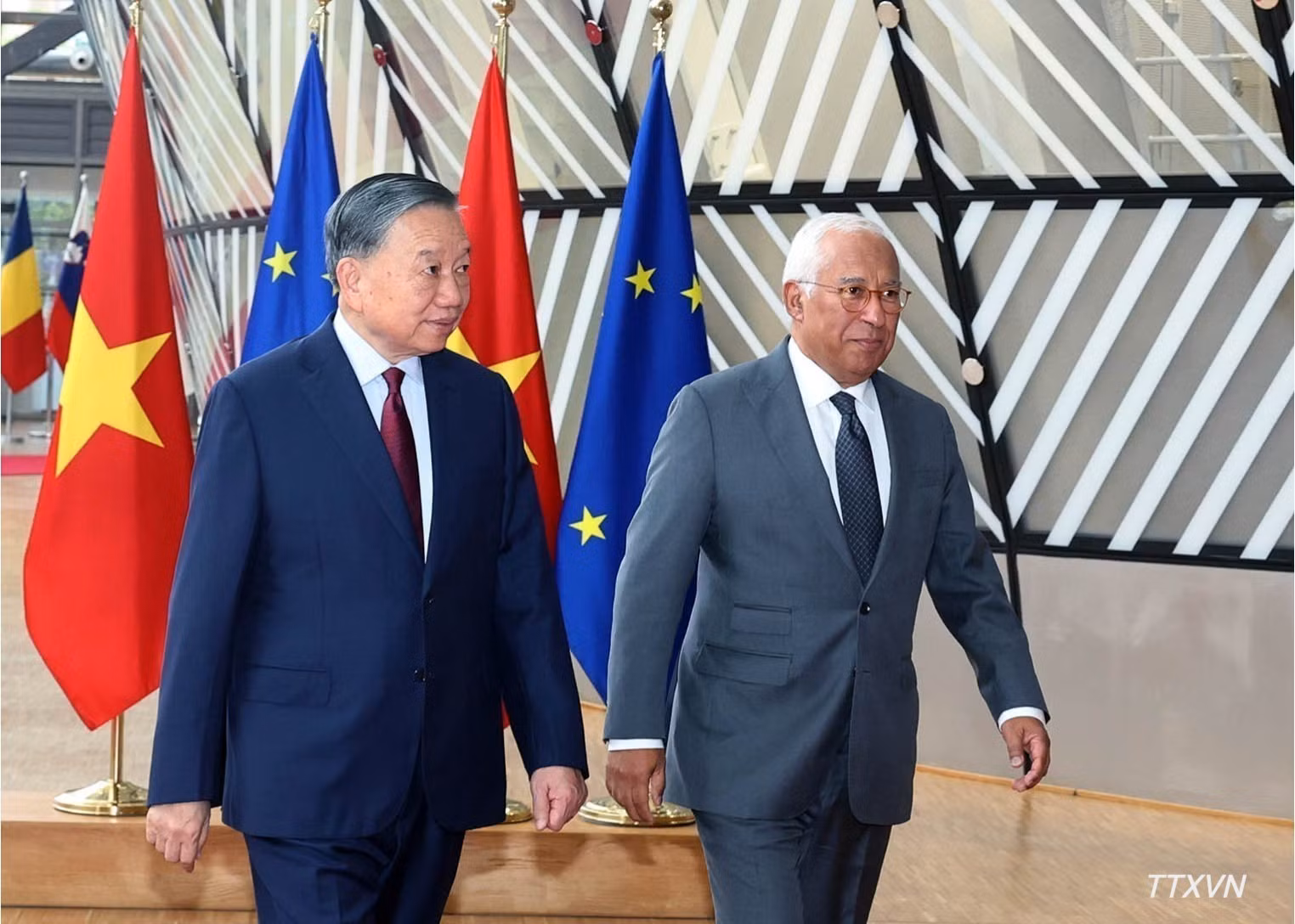 Le président du Conseil européen, António Costa, accueille le secrétaire général du Parti communiste du Vietnam et président vietnamien, To Lam. (Photo : VNA)