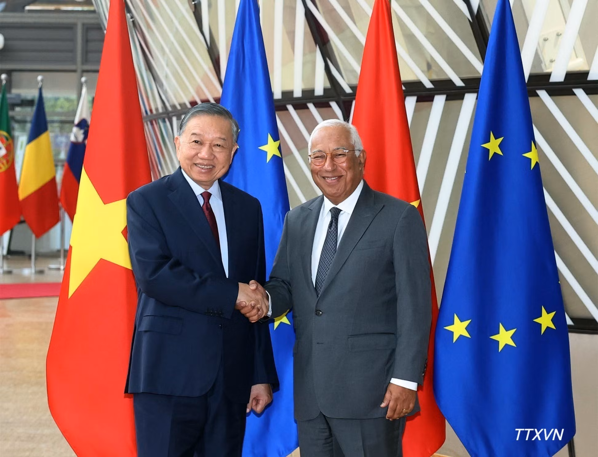 Le président du Conseil européen, António Costa, accueille le secrétaire général du Parti communiste du Vietnam et président vietnamien, To Lam. (Photo : VNA)