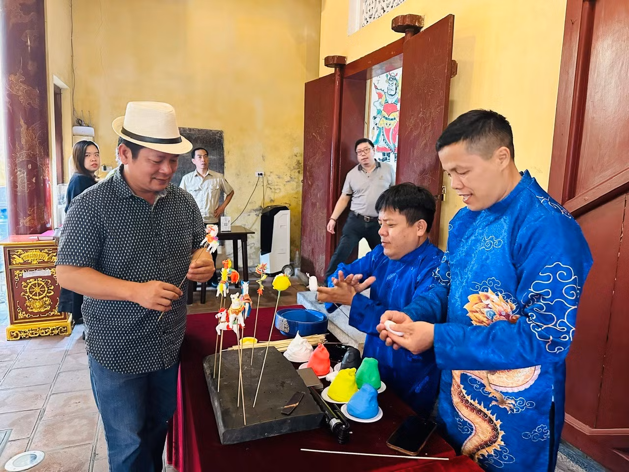 Les visiteurs s’initient à la fabrication de tò he en forme de cheval blanc. (Photo : Hoang Quyen)