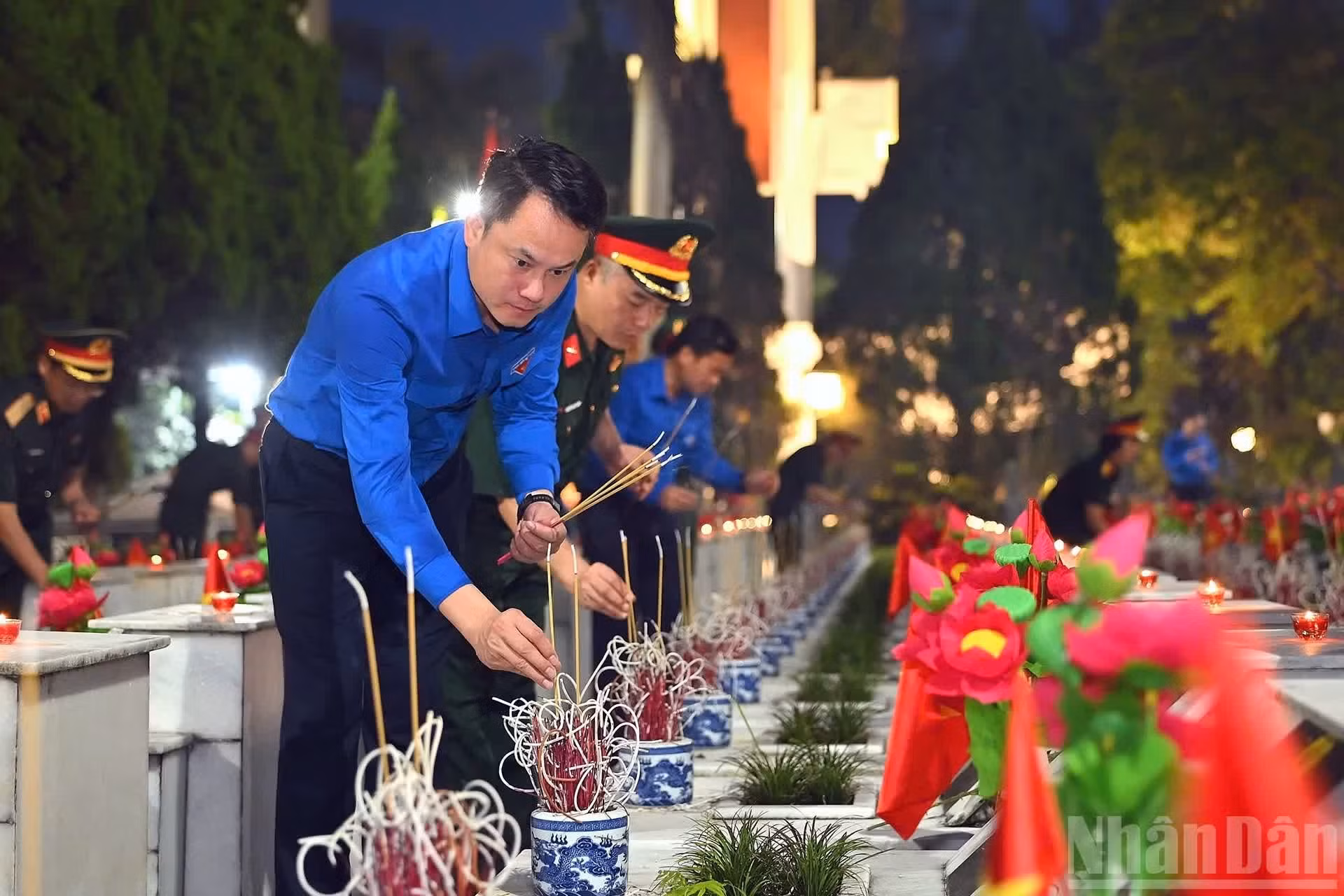 Cette cérémonie s'inscrit parmi les principales manifestations organisées par les organisations de jeunesse de l'armée à l'occasion du 79e anniversaire de la Journée vietnamienne des Invalides de guerre et des Morts pour la Patrie.