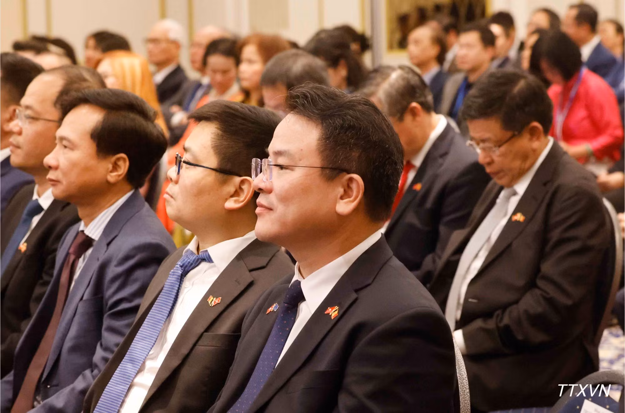 Les délégués participent à la rencontre avec le secrétaire général du Parti communiste du Vietnam et président de la République, To Lam, et son épouse Ngo Phuong Ly.