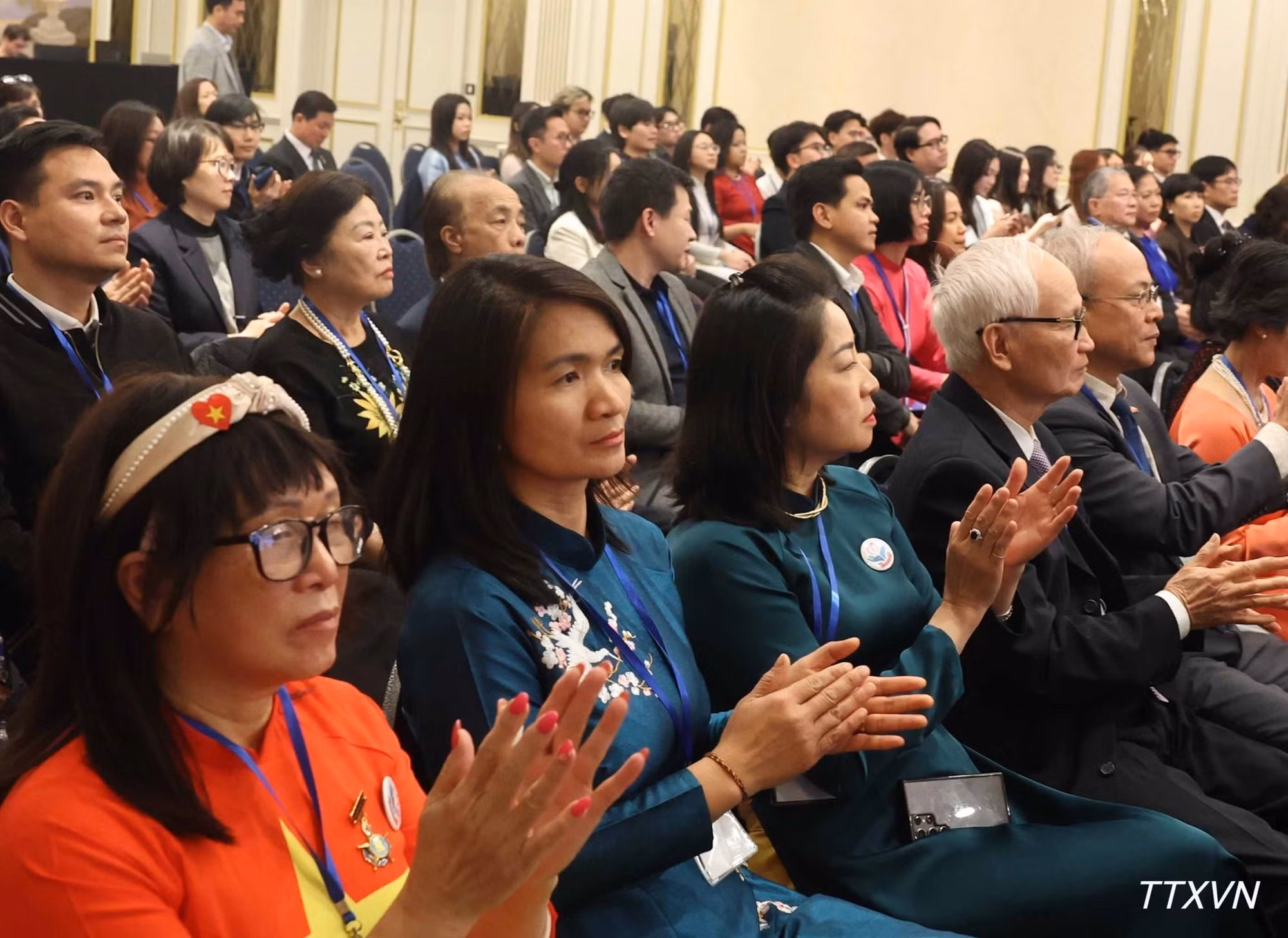 Des représentants de la communauté vietnamienne en Europe participent à la rencontre avec le secrétaire général du Parti communiste du Vietnam et président de la République, To Lam, et son épouse Ngo Phuong Ly.