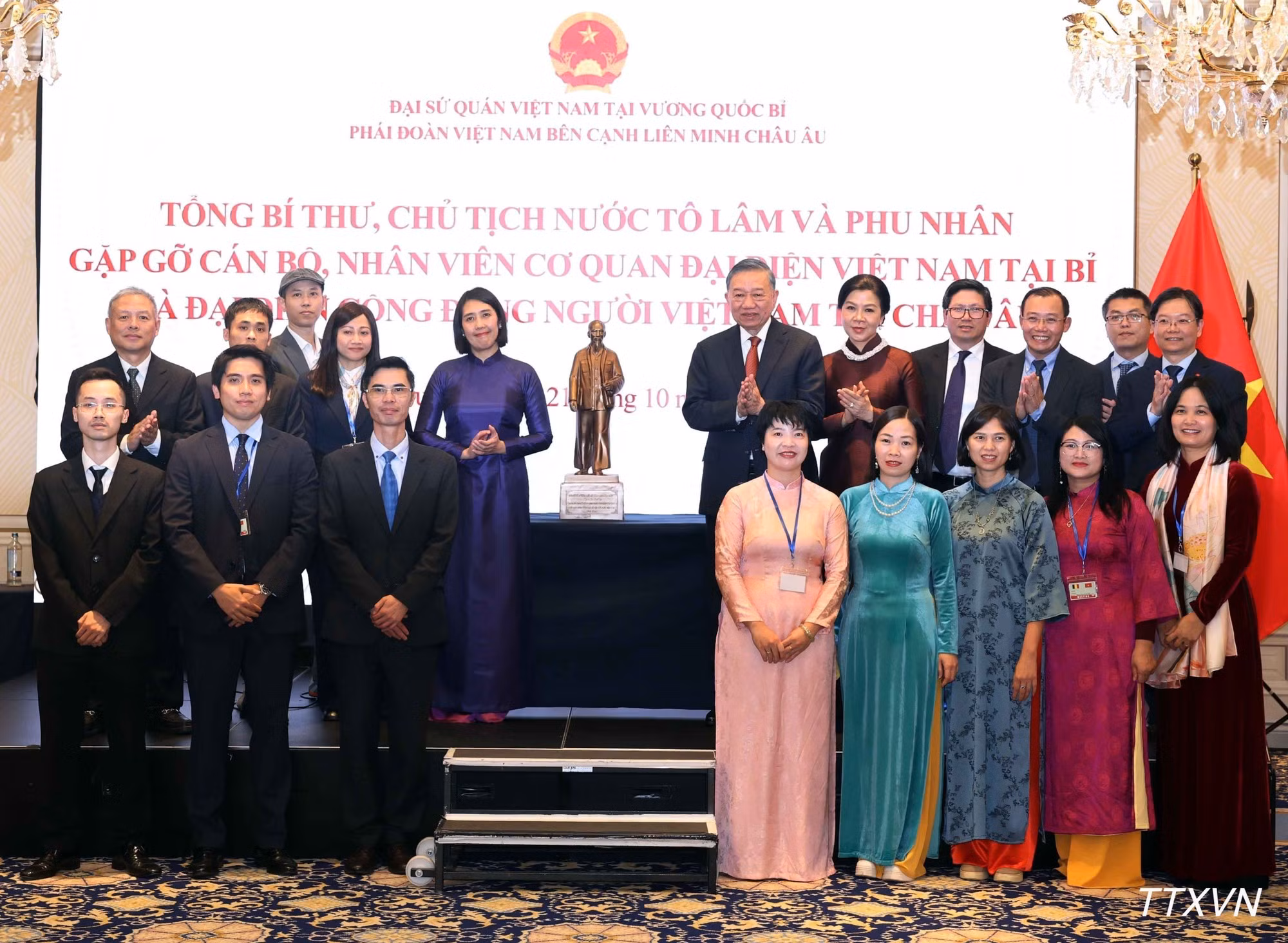 Le secrétaire général du Parti communiste du Vietnam et président de la République, To Lam, offre une statue du Président Hô Chi Minh à l’ambassade du Vietnam en Belgique.