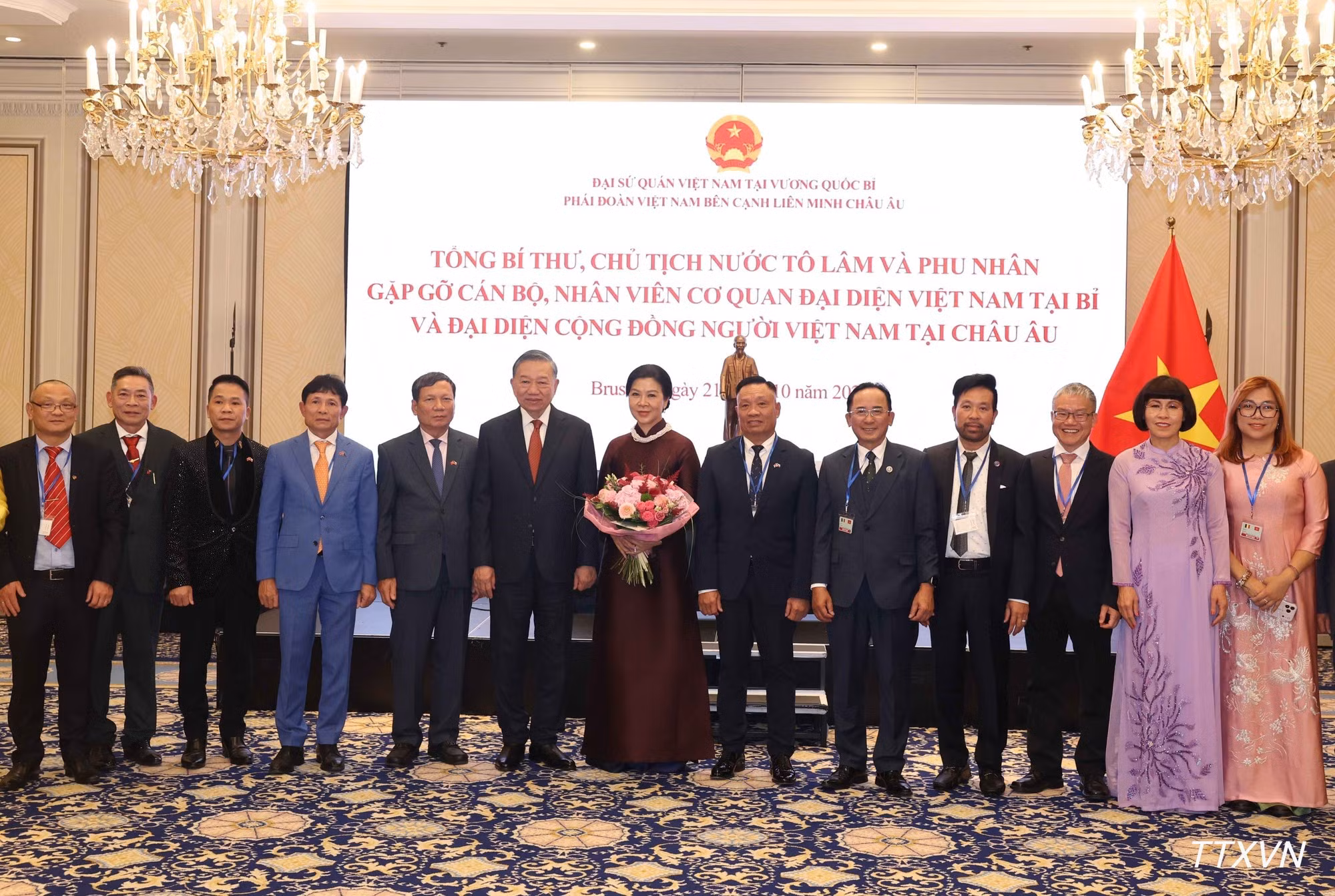 Le secrétaire général du Parti communiste du Vietnam et président de la République, To Lam, et son épouse Ngo Phuong Ly posent pour une photo avec des représentants de la communauté vietnamienne en Europe.