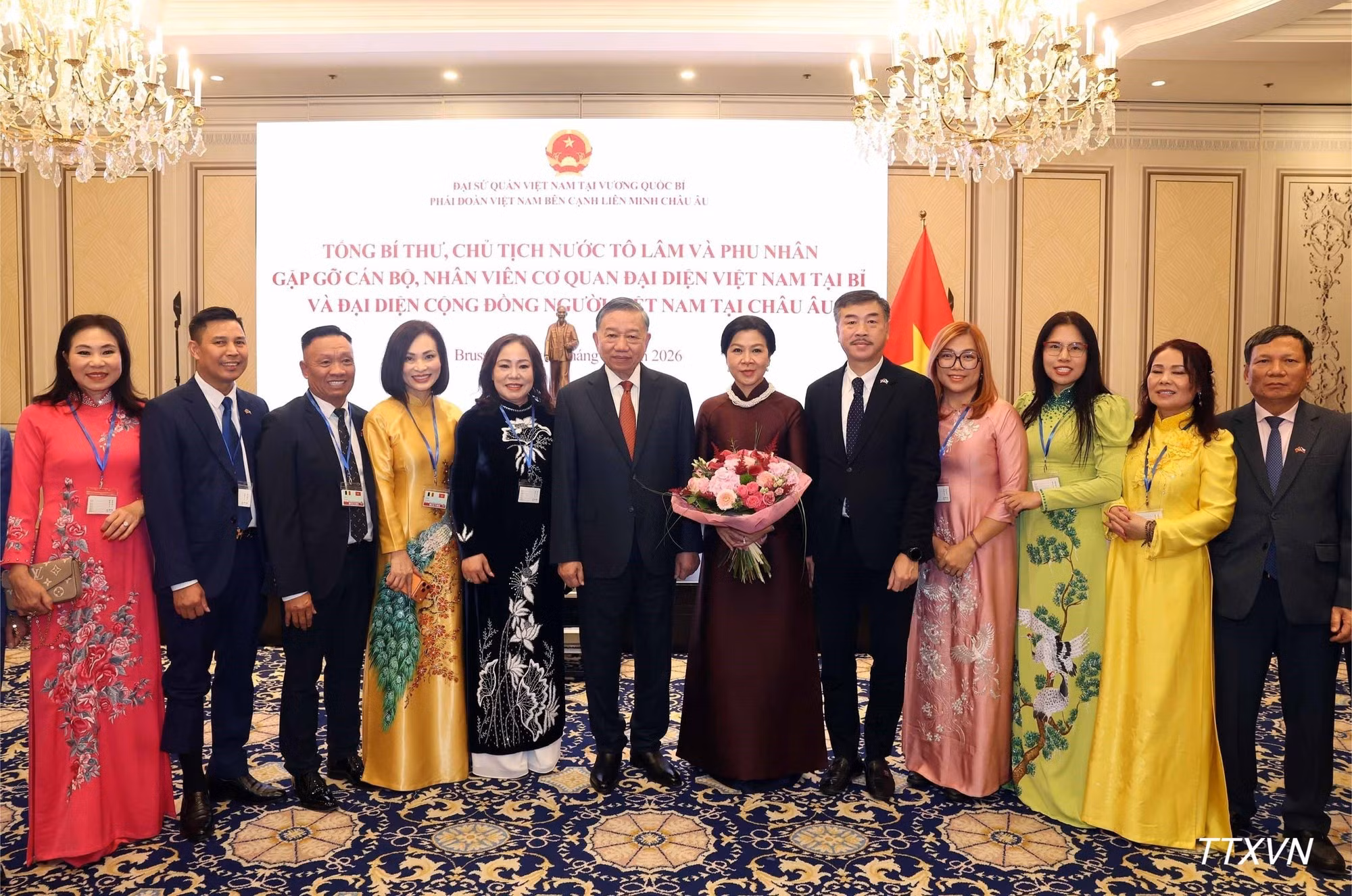 Le secrétaire général du Parti communiste du Vietnam et président de la République, To Lam, et son épouse Ngo Phuong Ly posent pour une photo avec des représentants de la communauté vietnamienne en Europe.