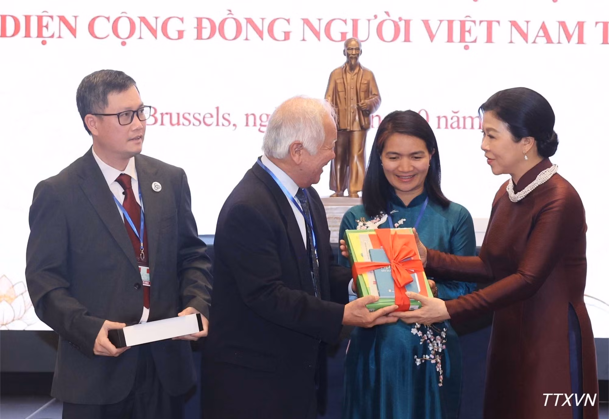 Madame Ngo Phuong Ly offre des livres de vietnamien à l’Association des Vietnamiens en Belgique.