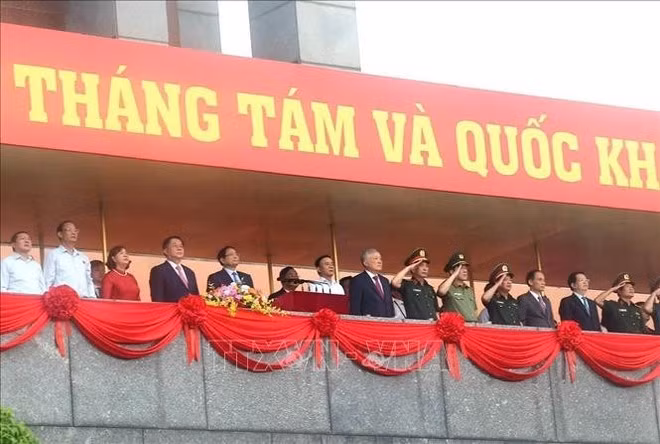 Le Premier ministre Pham Minh Chinh et d'autres dirigeants du Parti et de l'Etat lors de la cérémonie de la levée du drapeau national. Photo : VNA.