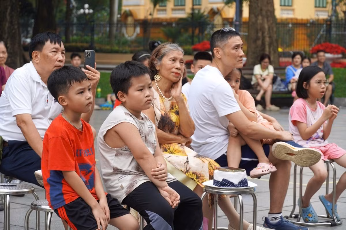 De nombreuses familles viennent avec leurs enfants pour découvrir ces spectacles musicaux.