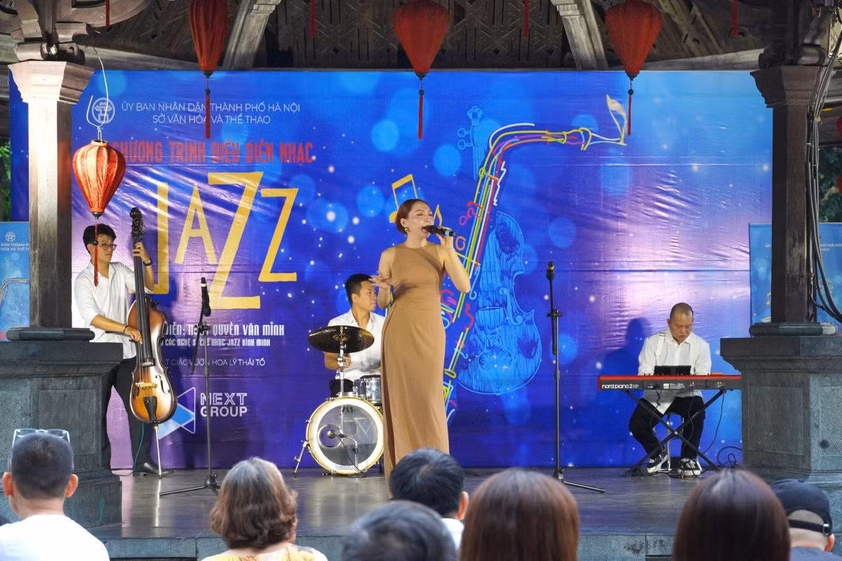 Les prestations d’instruments traditionnels attirent particulièrement l’attention du public lorsqu’elles résonnent au cœur de la capitale.