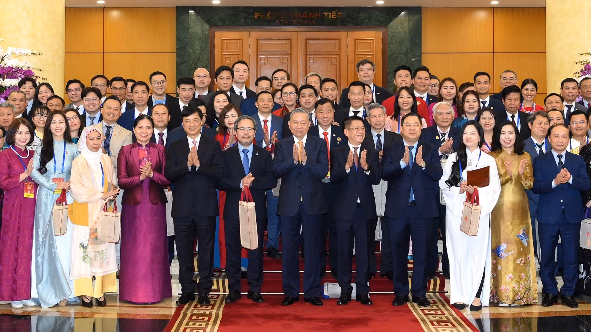 Le Secrétaire général To Lam rencontre les Vietnamiens d’outre-mer participant au programme « Printemps au pays natal 2026 »