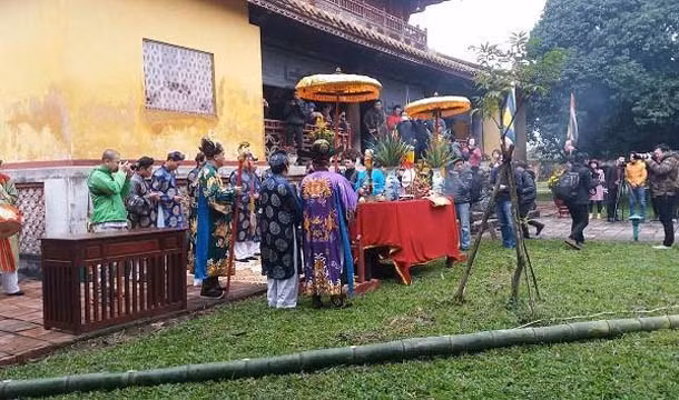 Reconstitution des rites de la levée du « cây nêu » du Têt à Dai Nôi à Huê ảnh 4