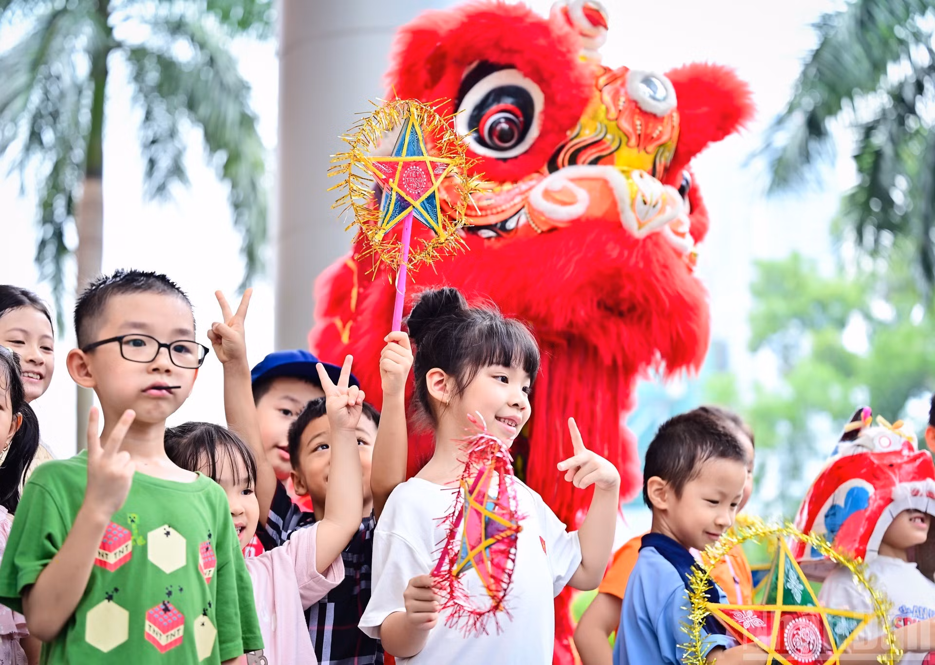 Les enfants s’émerveillent devant l’ambiance colorée et joyeuse de la Fête de la mi-automne au Musée d’ethnographie. Photo : NDEL.