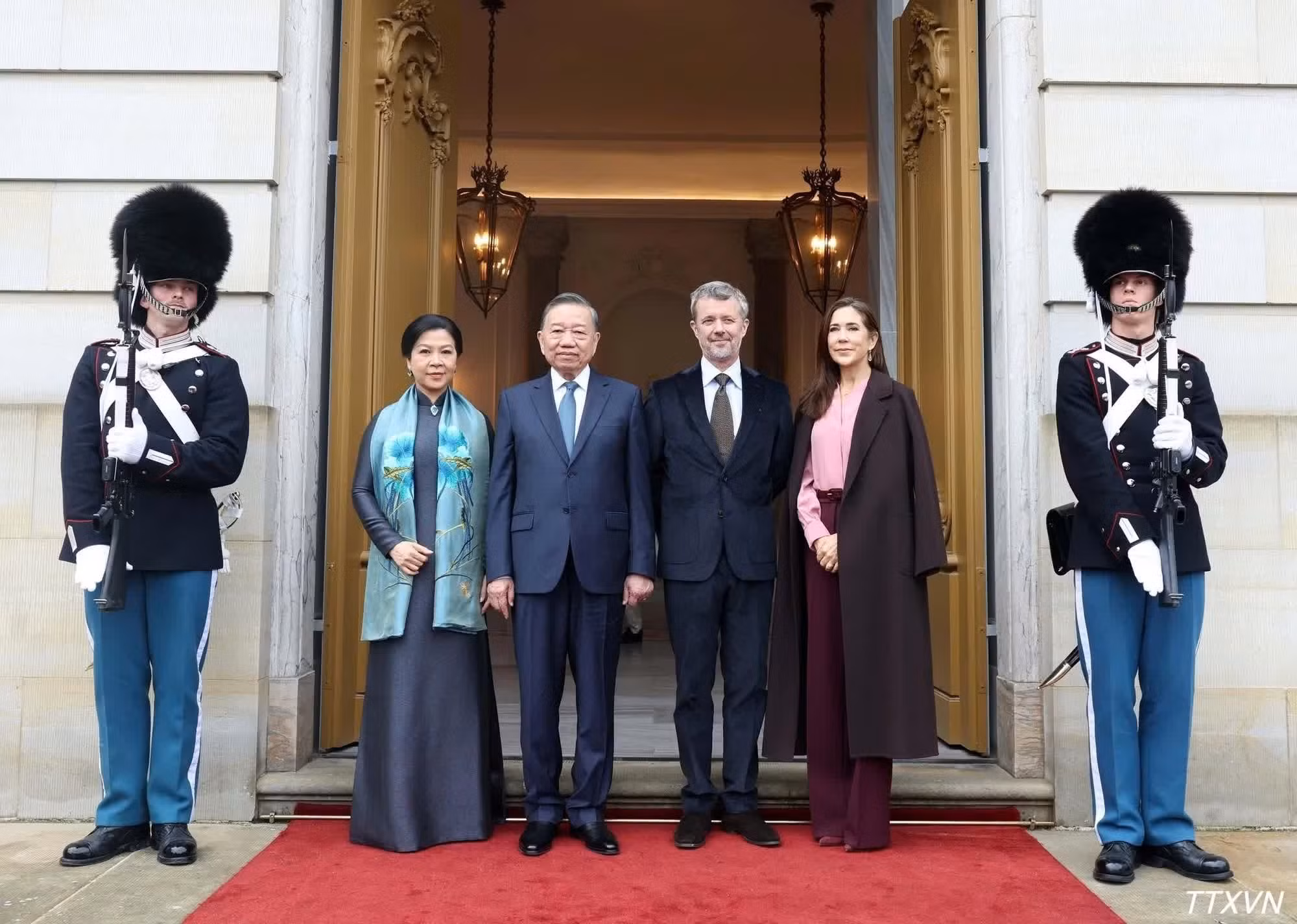 Le secrétaire général du Parti communiste du Vietnam et président de la République, To Lam, et son épouse Ngo Phương Ly posent aux côtés du roi du Danemark Frederik X et de la reine Mary lors de la cérémonie d’adieu. Photo : VNA.