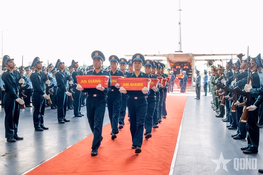 Les militaires transportent les boîtes contenant les échantillons biologiques de restes de Héros morts pour la Patrie. Photo : QDND.