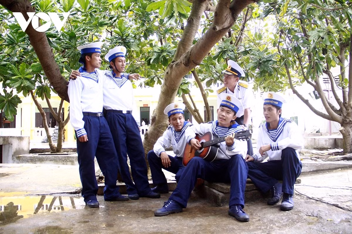 phut-giai-lao-cua-cbcs-truong-sa.png