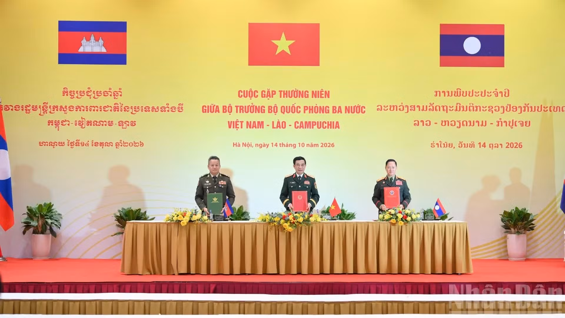 Cérémonie de signature du procès-verbal de la rencontre annuelle des ministres de la Défense du Vietnam, du Laos et du Cambodge. Photo : The Dai.