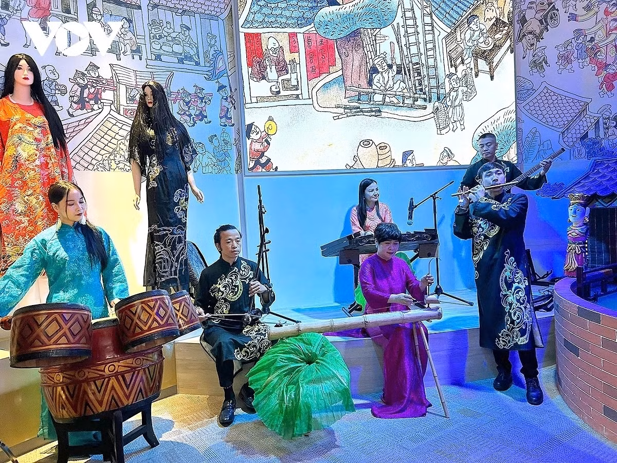 Spectacle de musique traditionnelle vietnamienne à l’Expo 2025. Photo : VOV.