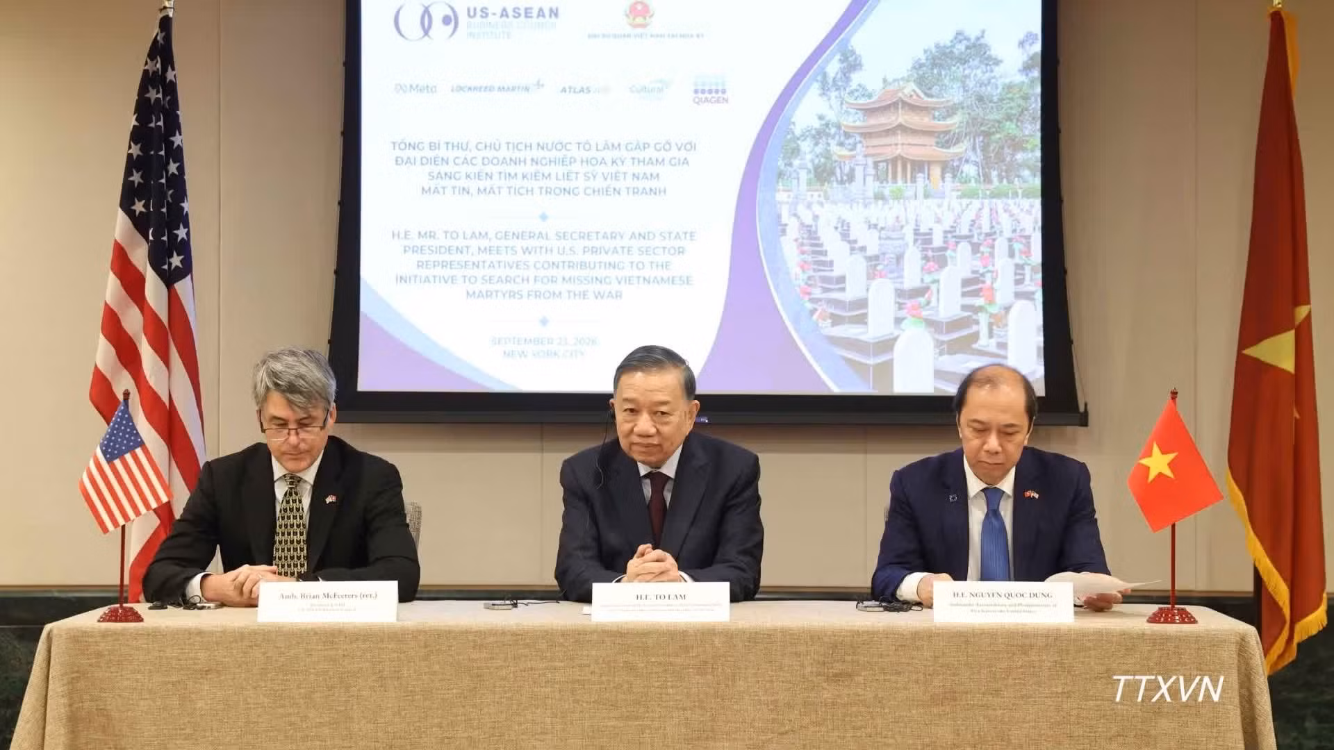 Le secrétaire général du Parti communiste du Vietnam et président de la République To Lam lors de sa rencontre avec des entreprises américaines et de la présentation de l’Initiative de recherche des Vietnamiens portés disparus pendant la guerre. Photo : VNA.