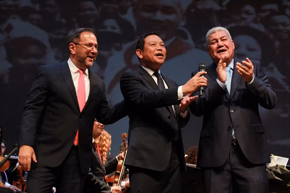 btng-yvan-gil-trai-va-pho-chu-tich-psuv-eduardo-pinera-cung-hat-bai-nhu-co-bac-trong-ngay-vui-dai-thang-120250821072324.png