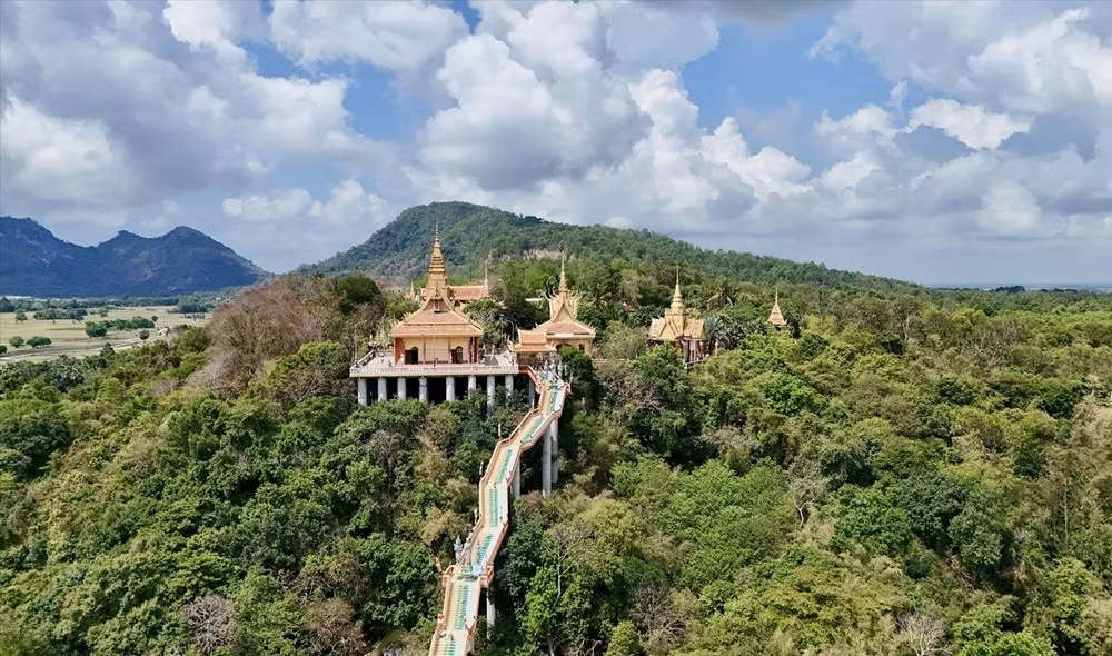 Vue aérienne de la pagode Ta Pa, entourée de forêts verdoyantes et de montagnes dans la région de That Son. Photo : VNA.