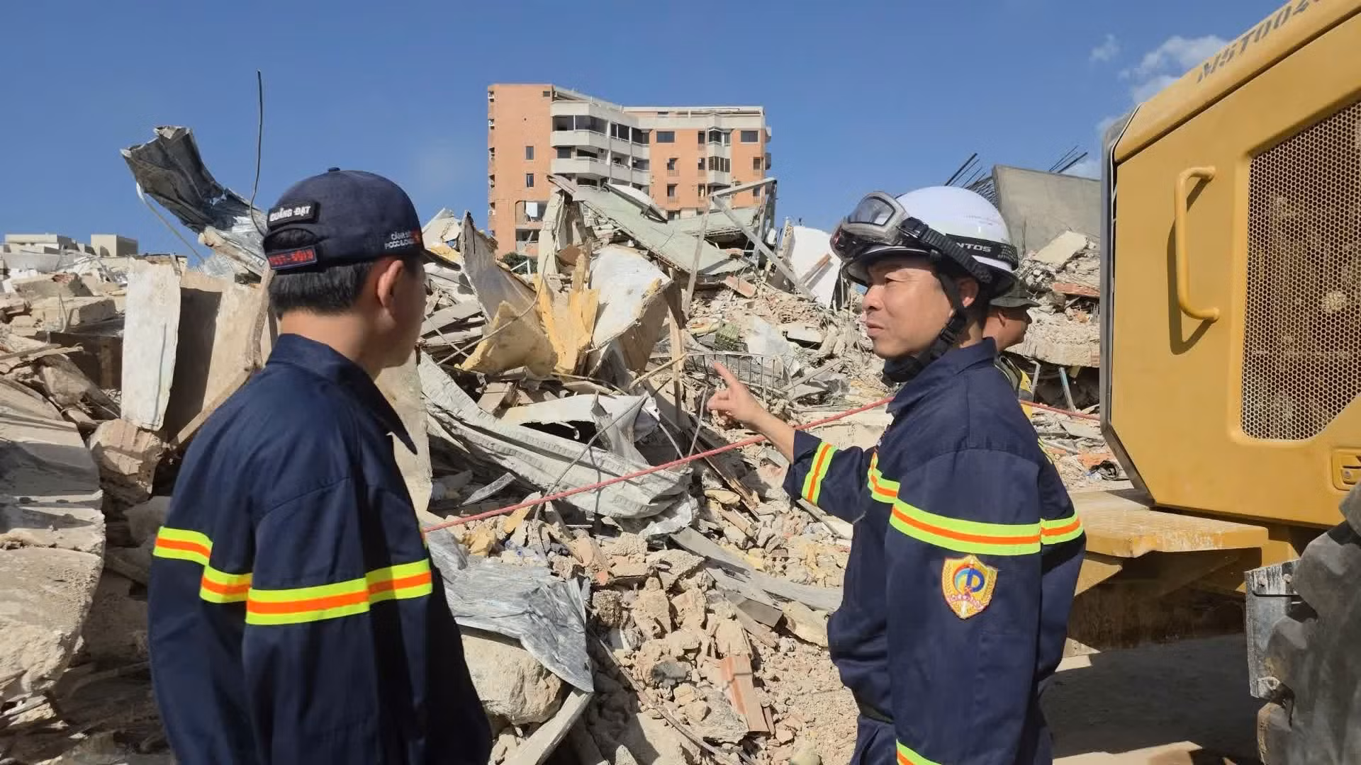 La délégation évalue la situation sur le terrain. Photo : Département de la communication de la Police populaire, ministère vietnamien de la Sécurité publique.