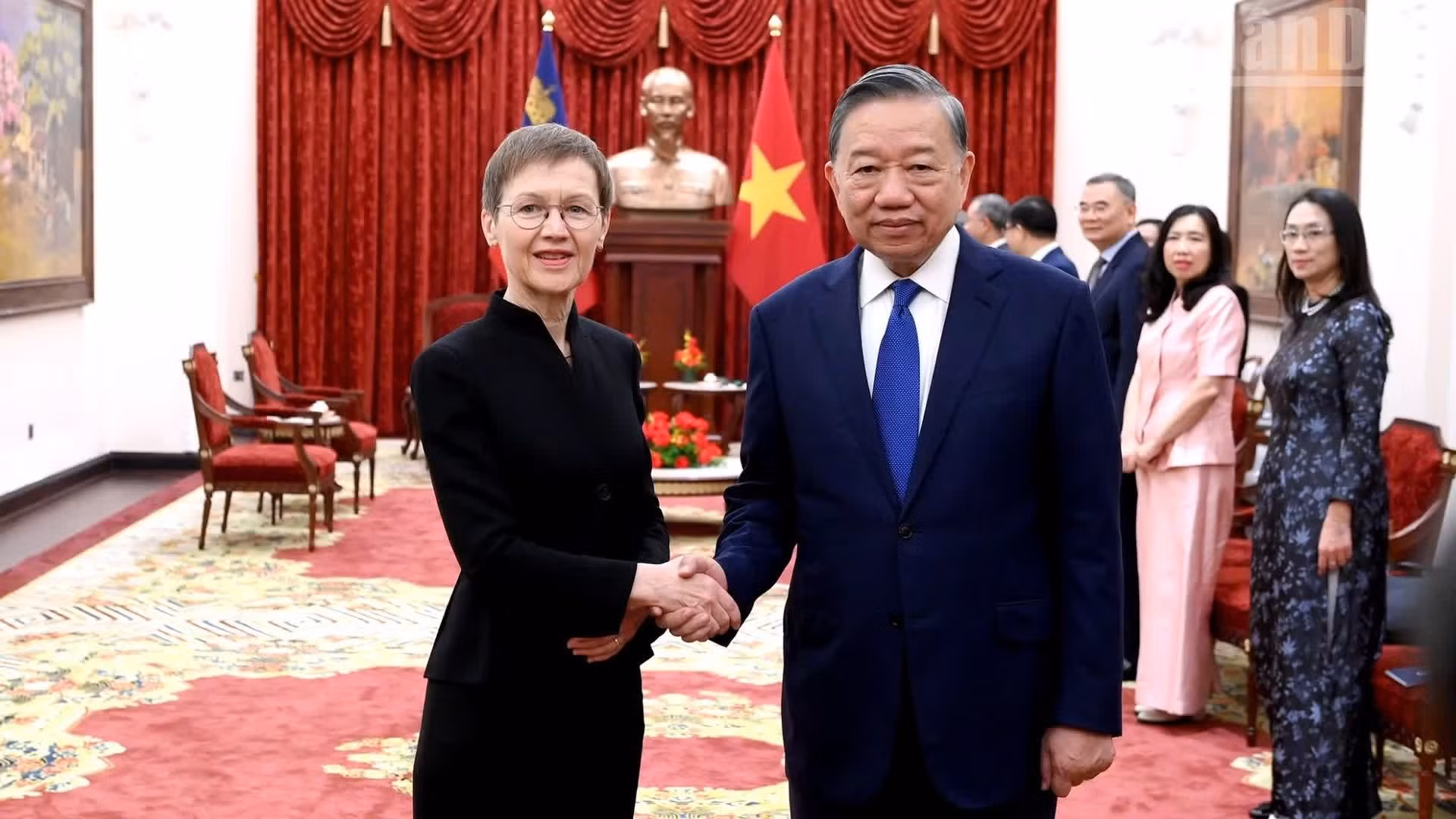 Le secrétaire général du Parti communiste du Vietnam et président de la République, To Lam (à droite), reçoit la Première ministre du Liechtenstein, Brigitte Haas, le 18 octobre à Hanoï. Photo : Nhân Dân.