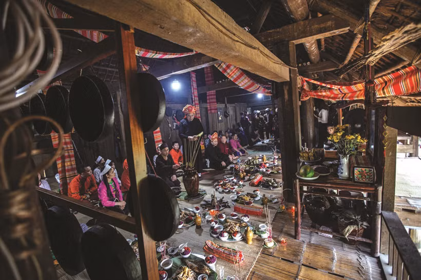 Le "Mo Muong" est pratiqué lors des cérémonies associées à la vie religieuse et aux cycles de vie des Muong. Photo : VNA/CVN.