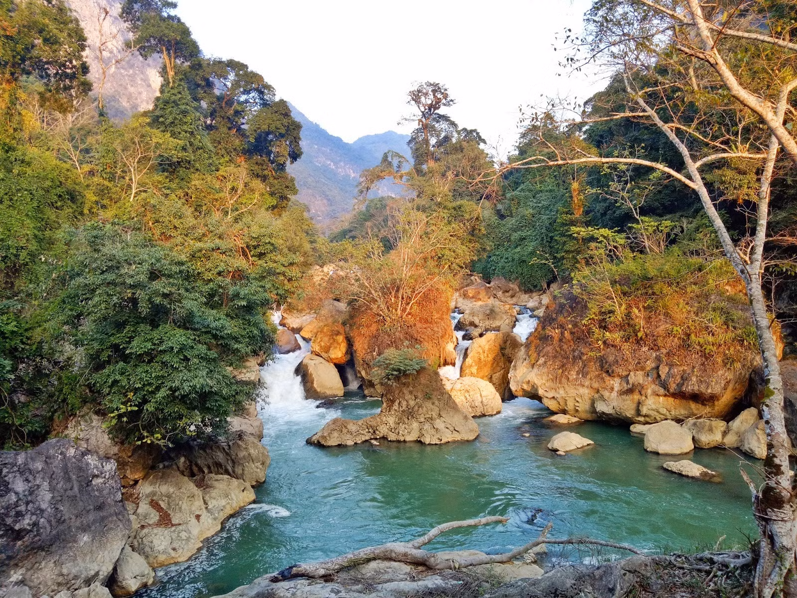 La cascade de Dau Dang se situe à l’endroit où la rivière Nang déverse ses eaux dans le lac Ba Be. Photo : Dulichhobabe.