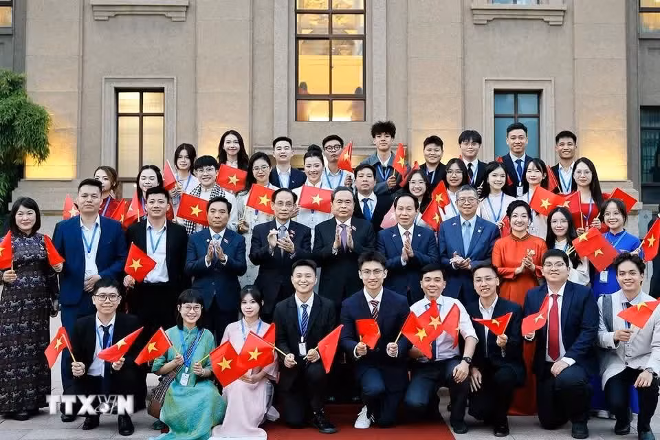 Le président de l’AN Tran Thanh Man rencontre la communauté vietnamienne en Chine