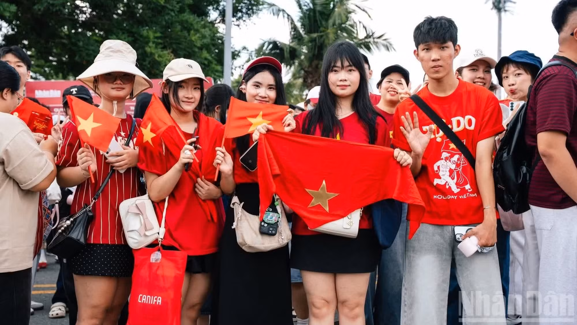 [Photos] L’enthousiasme du public avant le concert « Tổ quốc trong tim »