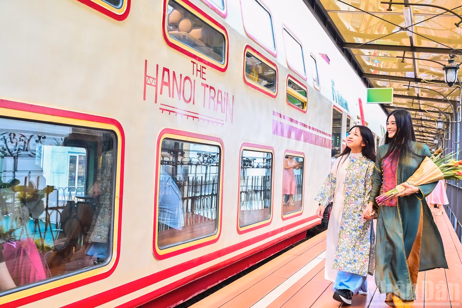 Les voyageurs enthousiastes à bord du train touristique « Cinq portes de Hanoï ». Photo : NDEL.