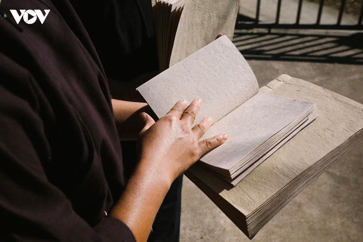 Des feuilles de papier traditionnel de Dìa Trên, fabriquées artisanalement par les Nùng An. Photo : VOV.