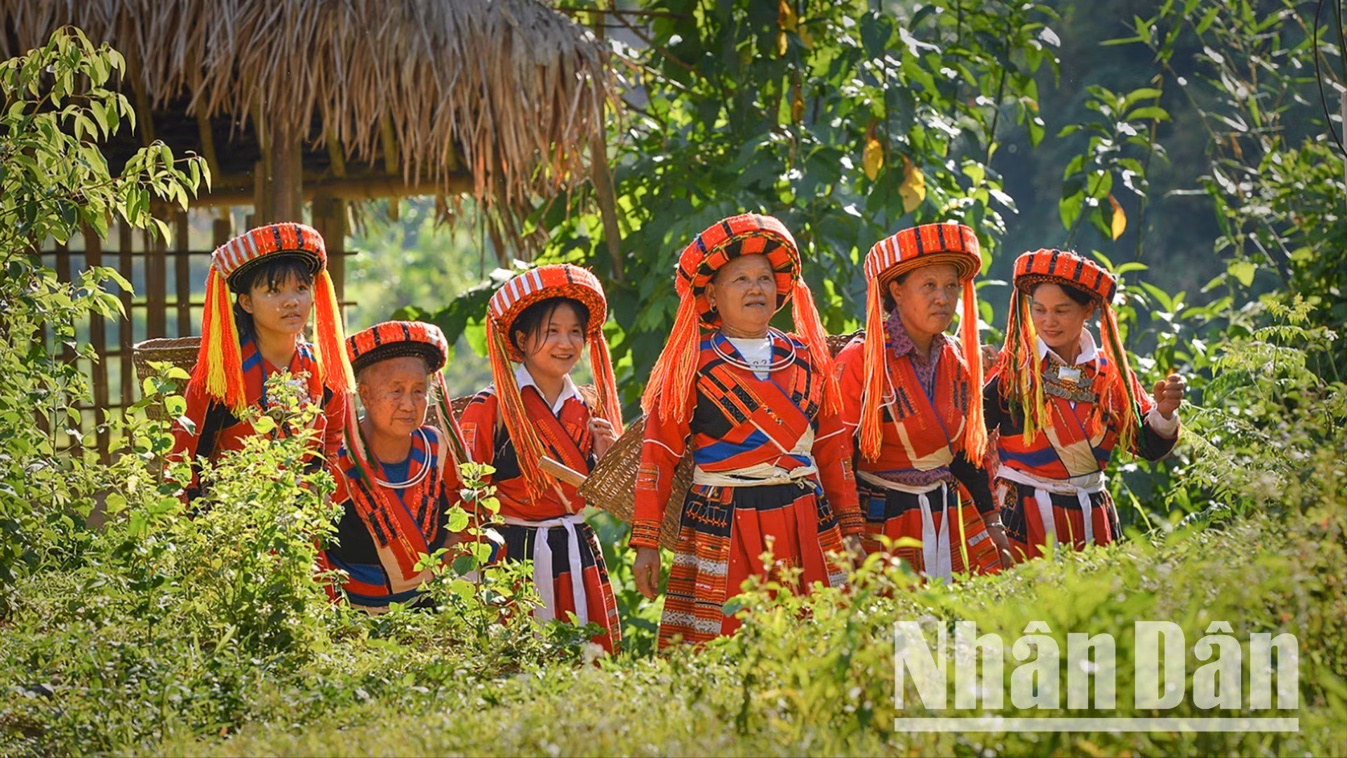 Le costume traditionnel des femmes Pa Then à Lam Binh, province de Tuyen Quang. Photo : Nhân Dân. 