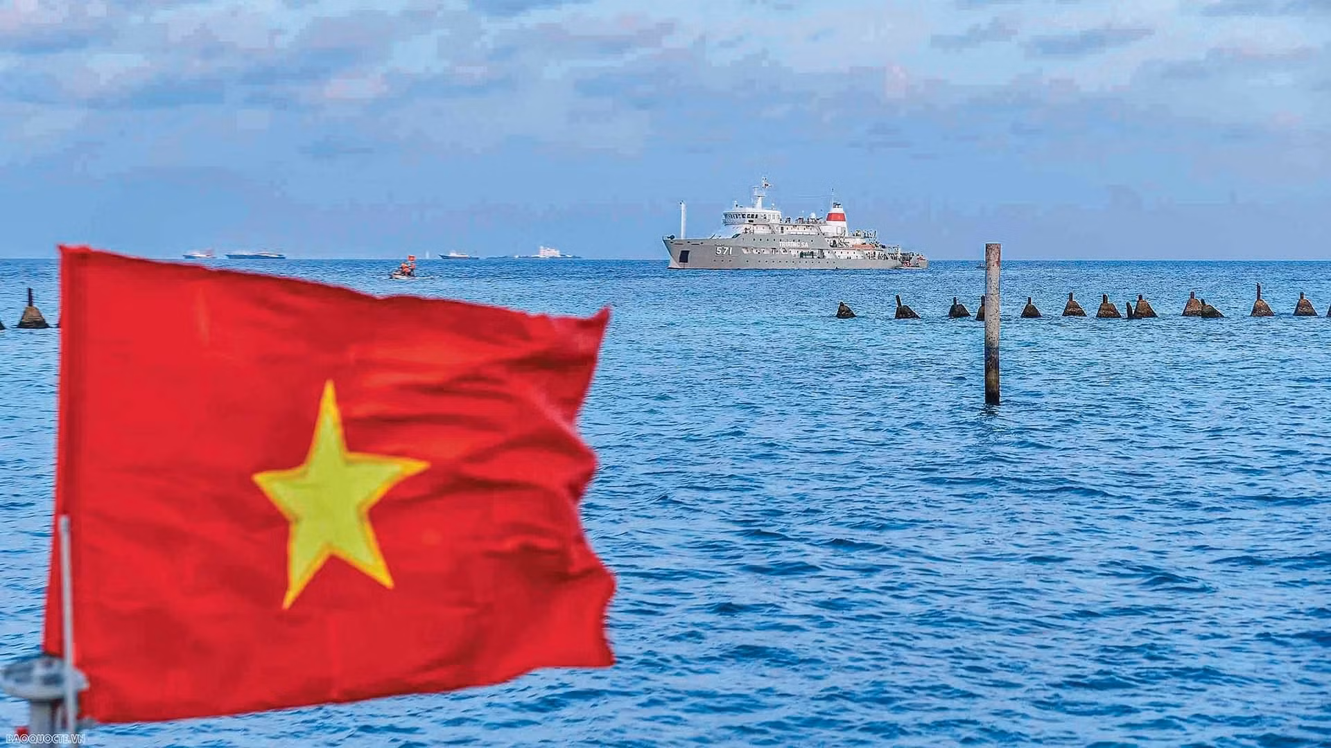 Le drapeau national flottant dans la zone de l’île Sinh Ton Dong, archipel de Truong Sa, avril 2023. Photo : Baoquocte.