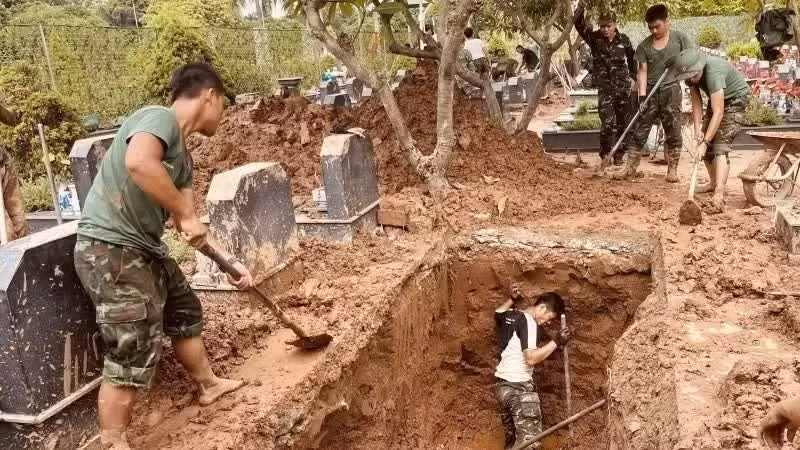 Les forces compétentes procèdent à l’exhumation et au prélèvement d’échantillons sur les restes de martyrs au cimetière des Héros morts pour la Patrie de Nhon, quartier de Tay Tuu, à Hanoï. Photo : Nhân Dân.