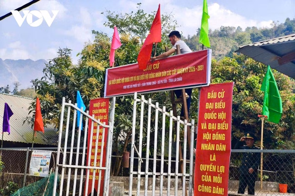 cong-tac-trang-hoang-khanh-tiet-cac-diem-bo-phieu-dang-duoc-gap-rut-hoan-thien-20260306004616.jpg