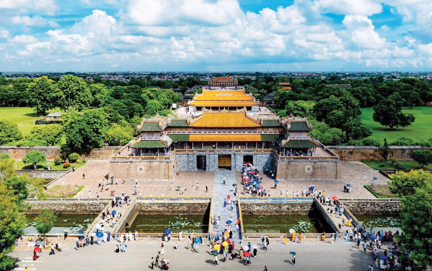 Des visiteurs affluent vers un site patrimonial emblématique, reflet du dynamisme du tourisme vert et durable dans l’ancienne capitale. Photo : Huu Phuc/Vneconomy.